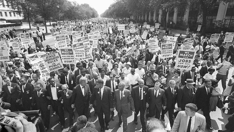 Martin Luther King (3e en partant de la gauche) et d'autres leaders du mouvement des droits civiques marchent pour "la liberté et l'emploi", le 28 août 1963 à Washington