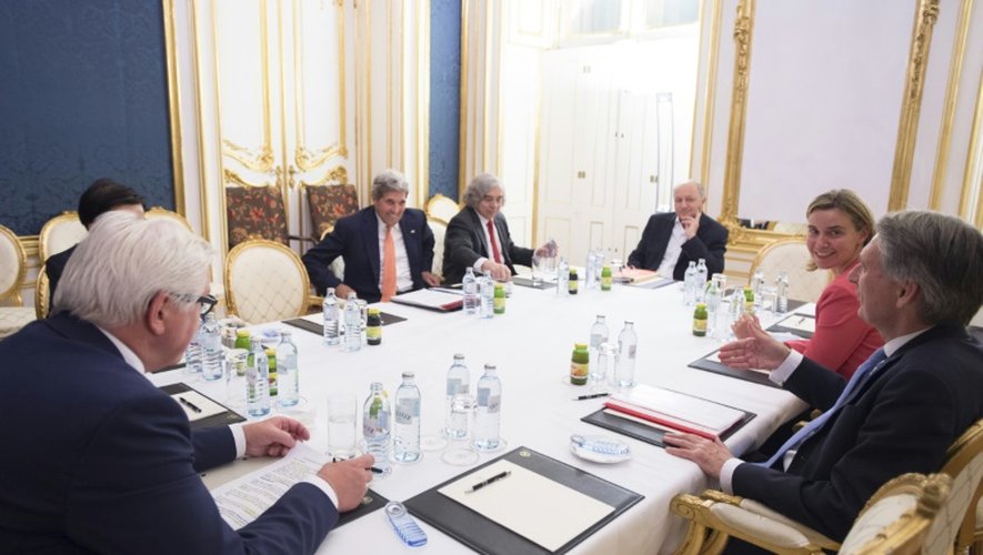Table de négociations des diplomates sur le dossier du nucléaire iranien à l'hôtel du palais Cobourg à Vienne, le 14 juillet 2015