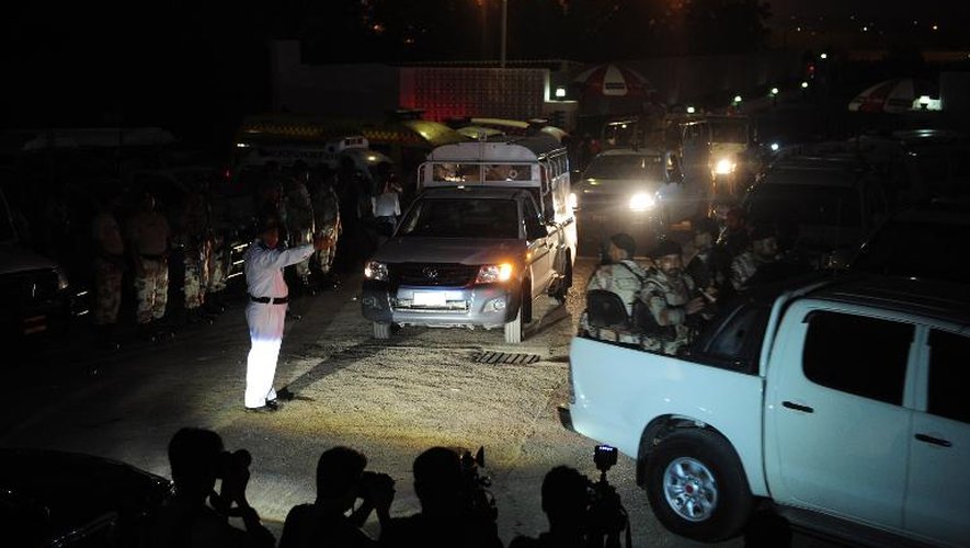 Un convoi des forces de sécurité arrive le 9 juin 2014 à l'aéroport international de Karachi