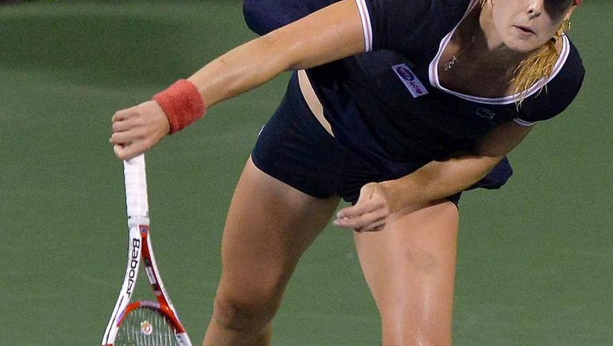 La Française Alizé Cornet sert face à l'Allemande Andrea Petkovic en demi-finale de l'Open de Washington, le 4 août 2013 aux Etats-Unis.