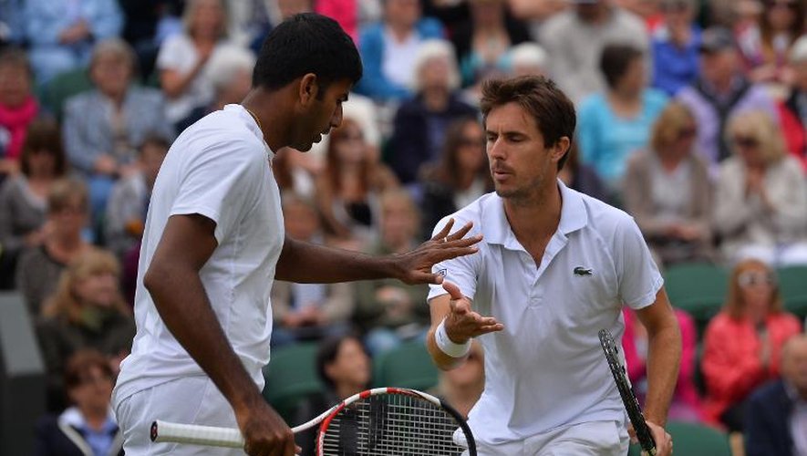 Le Français Edouard Roger-Vasselin avec son partenaire de double, l'Indien Rohan Bopanna, lors d'un quart de finale de double à Wimbledon, le 2 juillet 2013.