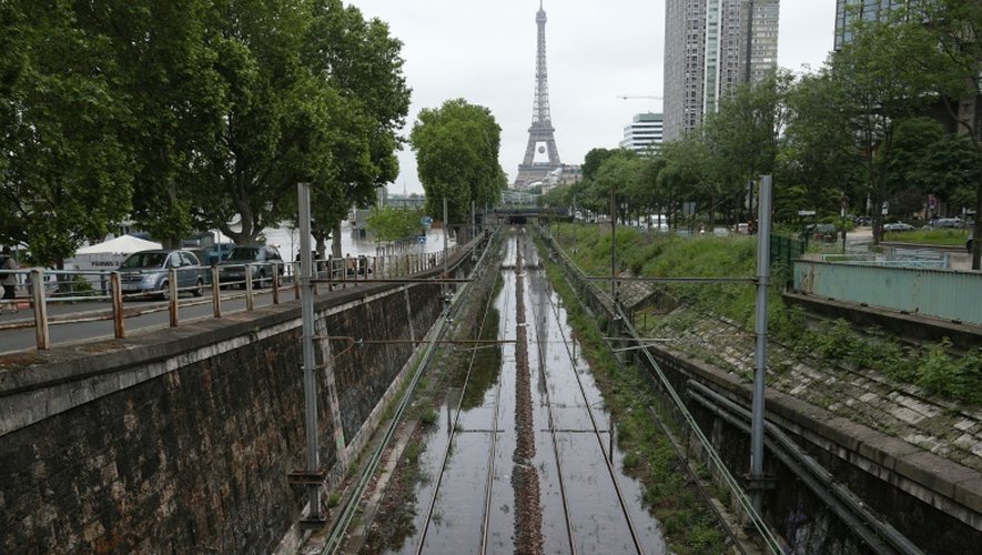 Inondation des réseaux ferroviaires non loin de la Tour Eiffel, le 3 juin 2016 à Paris