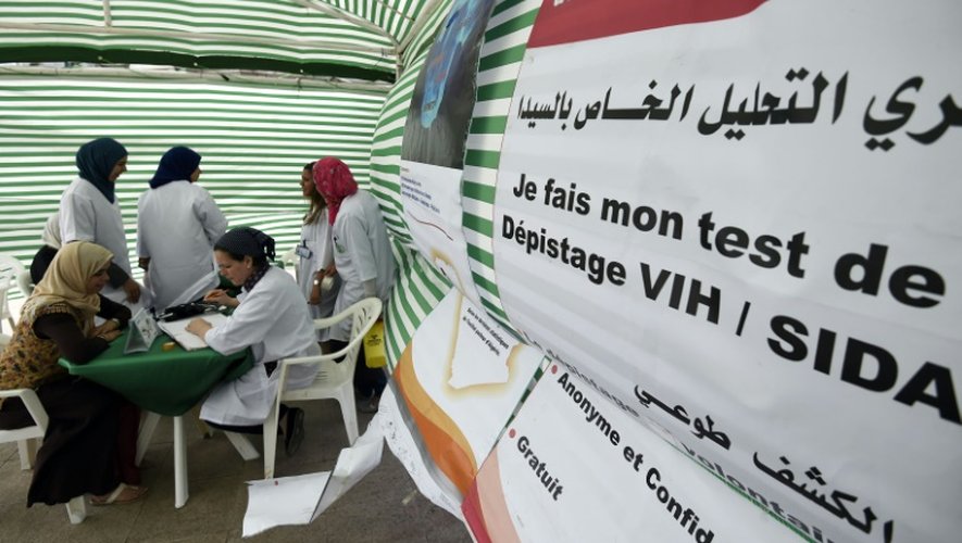 Des Algériennes font le test du sida, le 11 juin 2015 à Alger