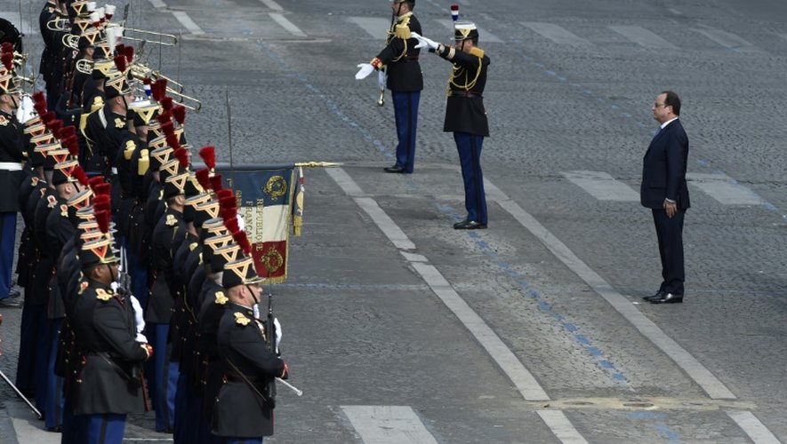 Le président François Hollande passe les troupes en revue lors du défilé militaire du 14 juillet  2015 sur les Champs-Elysées