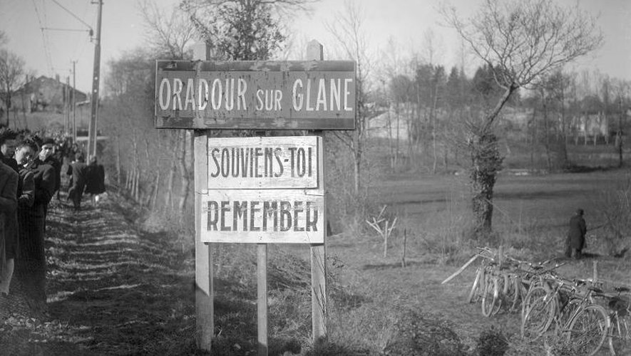 Photo non datée d'une pancarte en hommage aux victimes du massacre nazi à Oradour-sur-Glane