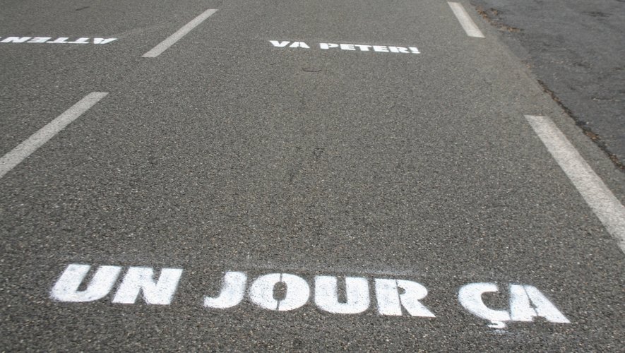 Aveyron: un étrange message tagué sur les routes