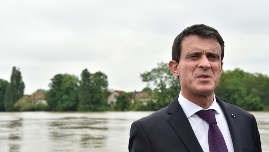 Manuel Valls à Viry-Chatillon (Essonne) le 4 juin 2016