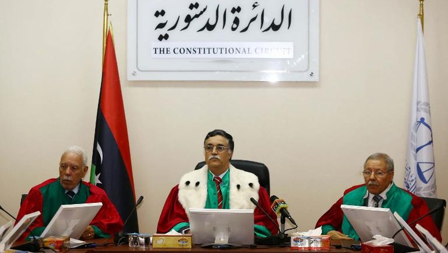 Le président de la Cour suprême libyenne Kamal Edhan (c) lors de l'audience décidant de la légitimité de l'élection du Premier ministre Ahmed Miitig, le 9 juin 2014 à Tripoli