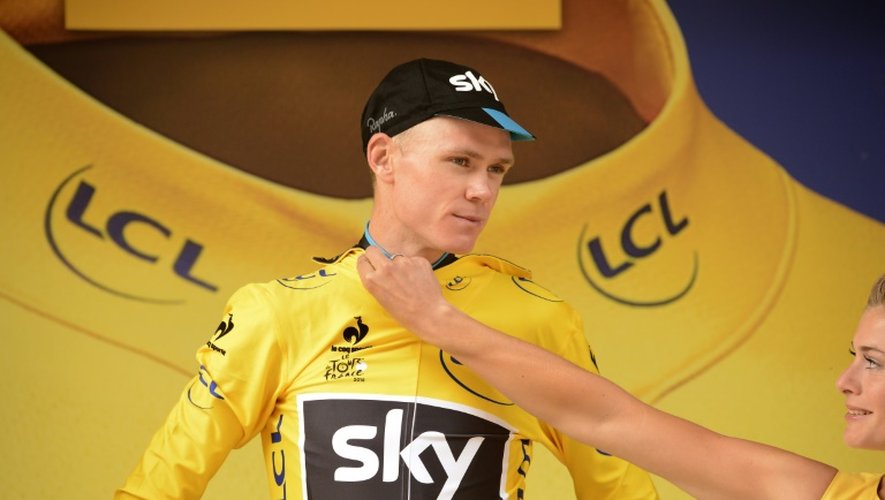 Le Britannique Christopher Froome célèbre son maillot jaune de leader du Tour de France à l'arrivée de la 9e étape, le 12 juillet 2015 à Plumelec dans le Morbihan
