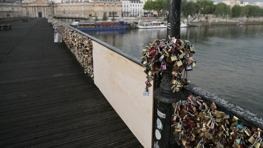 Le Pont des Arts à Paris réparé le 9 juin 2014, après l'effondrement la veille d'un bout de son grillage sous le poids de milliers de "cadenas d'amour" accrochés par les touristes