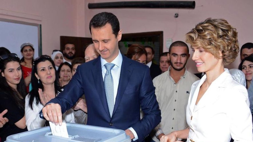 Bachar al-Assad accompagné de sa femme Asma, vote le 3 juin 2014 à Damas