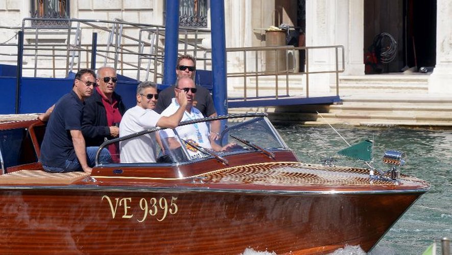 L'acteur George Clooney à son arrivée dans un bateau taxi sur la lagune de Venise, le 27 août 2013