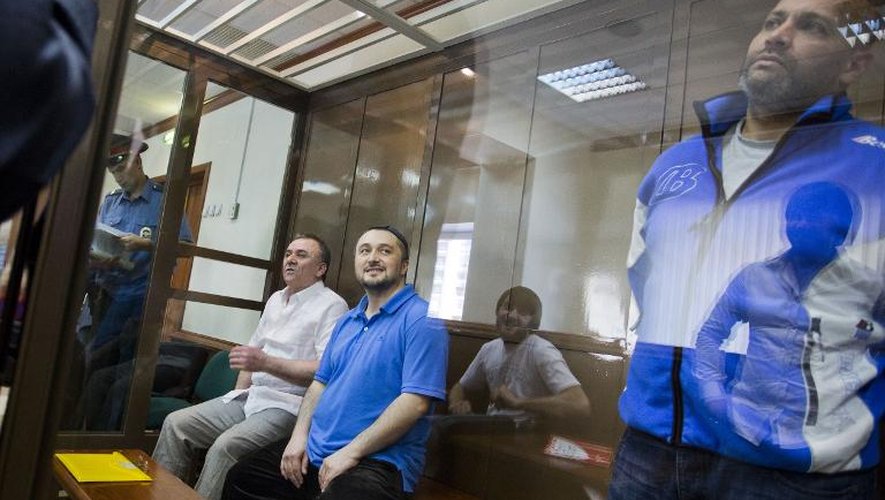 Les suspects du meurtre d'Anna Politkovskaïa (de g à d) Lom-Ali Gaitoukaïev, Roustam Makhmoudov et l'ancien officier de police Serguei Khadzhikourbanov, lors d'une précédente audience par la justice le 4 juin 2013 à Moscou