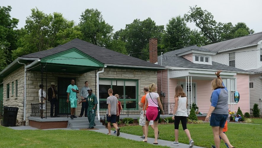 Des visiteurs se rendent, le 4 juin 2016 à Louisville dans la maison où a grandi Mohamed Ali