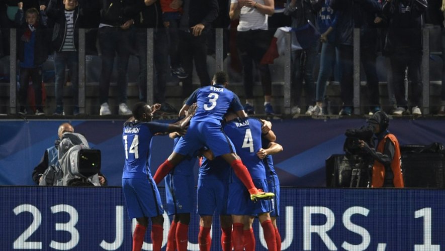 La joie de l'équipe de France après le 2e but d'Olivier Giroud contre l'Ecosse en préparation à l'Euro, le 4 juin 2016 à Metz