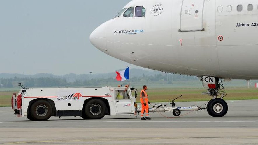 L'avion transportant l'équipe de France de football, avant son départ pour le Brésil, le 9 juin 2014 à Lille-Lesquin