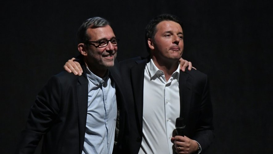 Le Premier ministre italien Matteo Renzi (d) et le candidat du Parti démocrate à la mairie de Rome Roberto Giachetti, le 1er juin à Rome