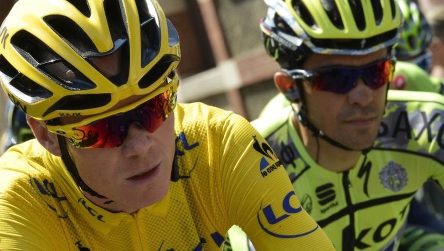 Le maillot jaune du Tour de France Chris Froome et Alberto Contador, lors de la 10e étape, le 14 juillet 2015 entre Tarbes et La Pierre-Saint-Martin