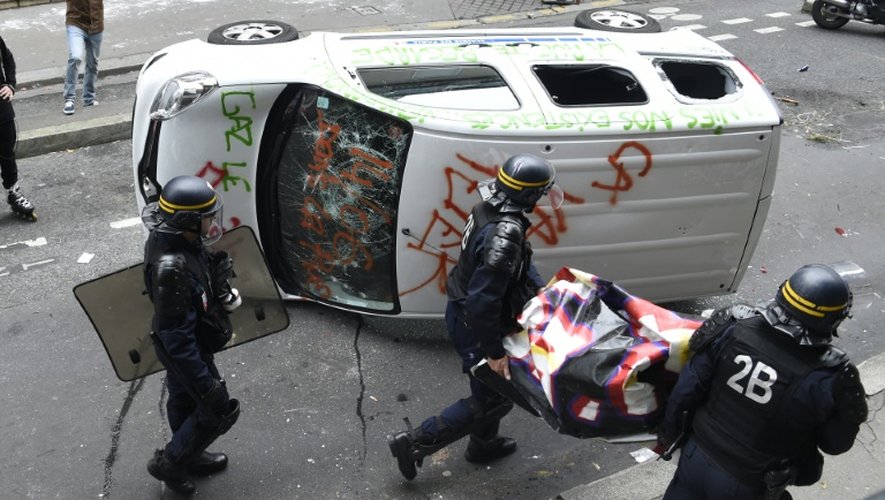 Une camionnette vandalisée à Paris pendant la manifestation des "antifascistes" à la mémoire du militant d'extrême gauche Clément Méric le 4 juin 2016