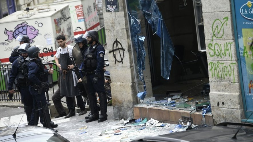 Une boutique vandalisée à Paris le 4 juin 2016 pendant la manifestation des "antifascistes" à la mémoire du militant d'extrême gauche Clément Méric