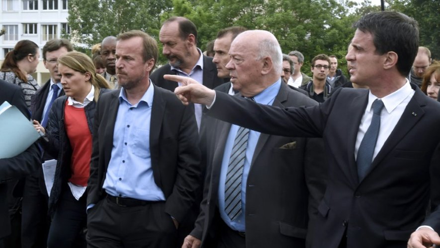Le Premier ministre Manuel Valls (D) et le maire  Jean-Pierre Door (C) le 6 juin 2016 à Montargis