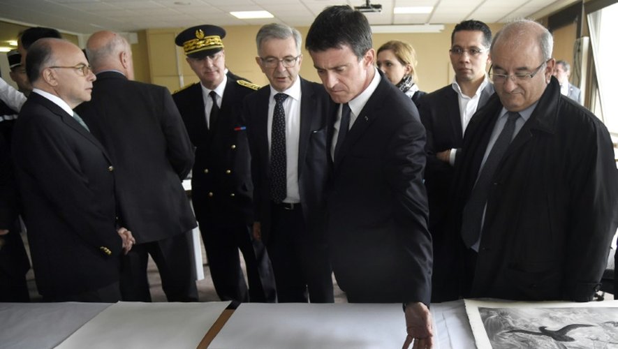 Le Premier ministre Manuel Valls et le ministre de l'Intérieur Bernard Cazeneuve (G) devant des des œuvres d'art du musée Girodet, abîmées, le 6 juin 2016 à Montargis