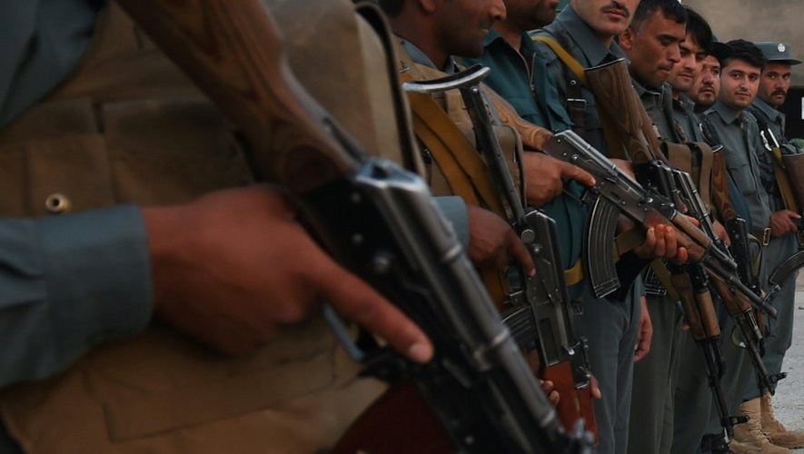 Des policiers afghans au point de contrôle de Kunduz le 23 mai 2015 après une attaque menée par des talibans