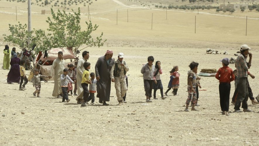 Des familles syriennes qui fuient l'assaut lancé par les forces arabes et kurdes contre le groupe Etat islamique à Minbej, arrivent dans un campement à 20 kms de la ville le 4 juin 2016