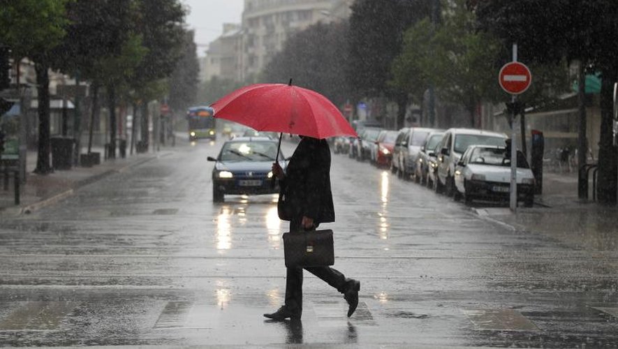 Un homme sous la pluie à Caen le 9 juin 2014