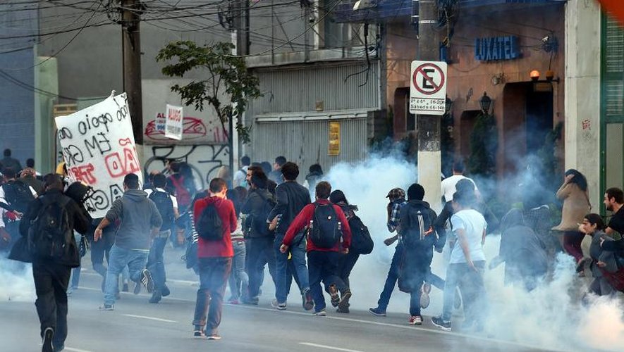 Des manifestants dispersés avec des bombes lacrymogènes le 9 juin 2014 à Sao Paulo