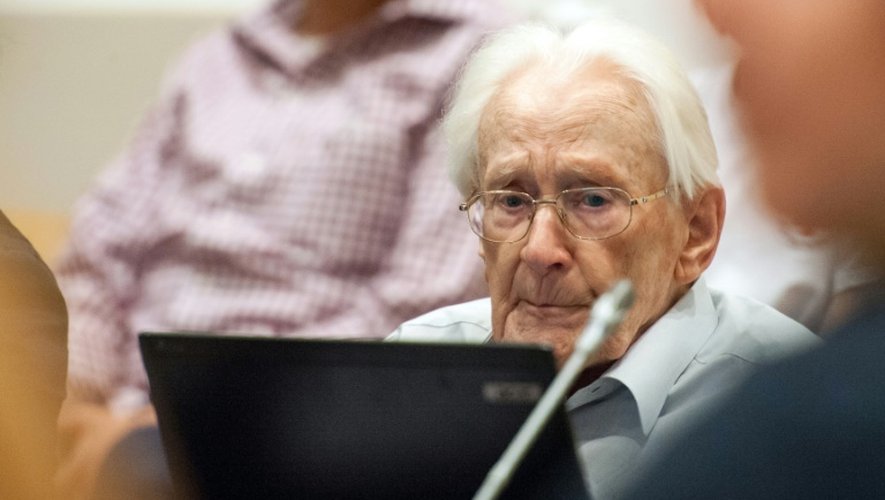 Oskar Gröning, l'ancien comptable d'Auschwitz, lors de son procès le 7 juillet 2015 à Lueneburg