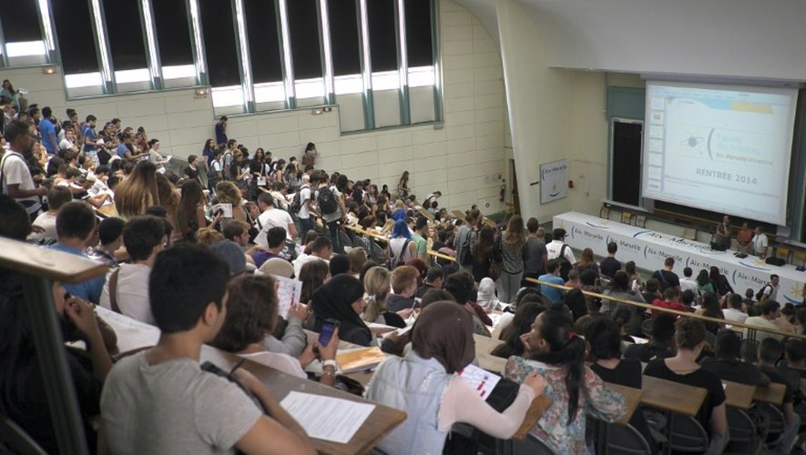 Des étudiants assistent à un cours de sciences à l'université d'Aix à Marseille le 8 septembre 2014