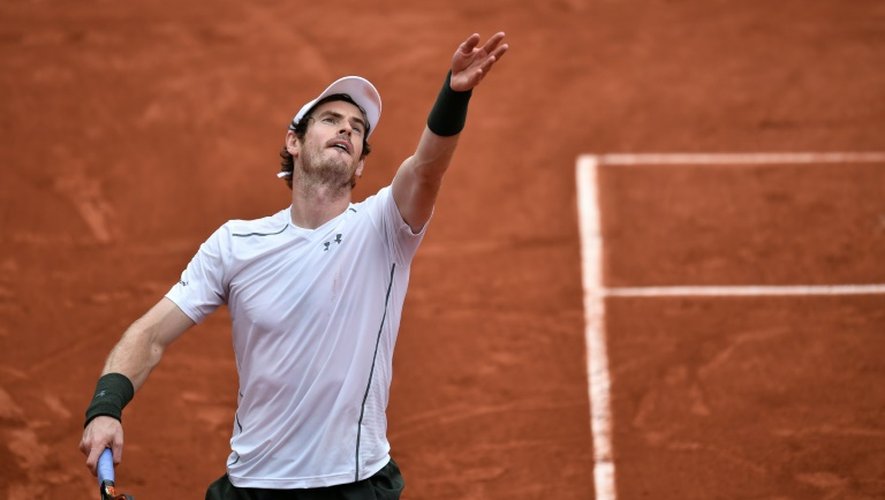 Le Britannique Andy Murray au service en demi-finale contre Richard Gasquet, le 1er juin 2016 à Roland-Garros