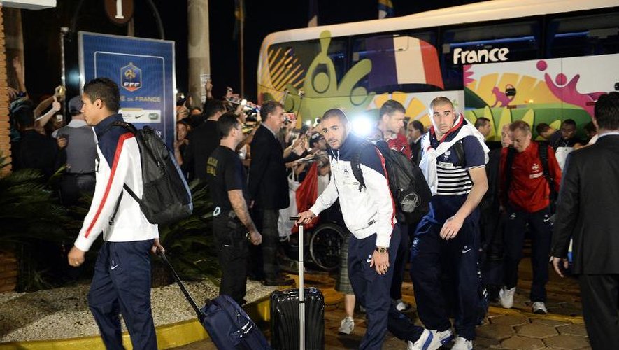 Les Bleus parmi lesquels Raphael Varane, Karim Benzema et Stéphane Ruffier, à leur arrivée le 10 juin 2014 à Ribeirao Preto