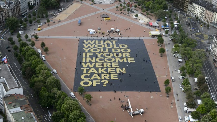 Une vue de la place Plainpalais à Genève avec la plus grande affiche du monde, le 14 mai 2016
