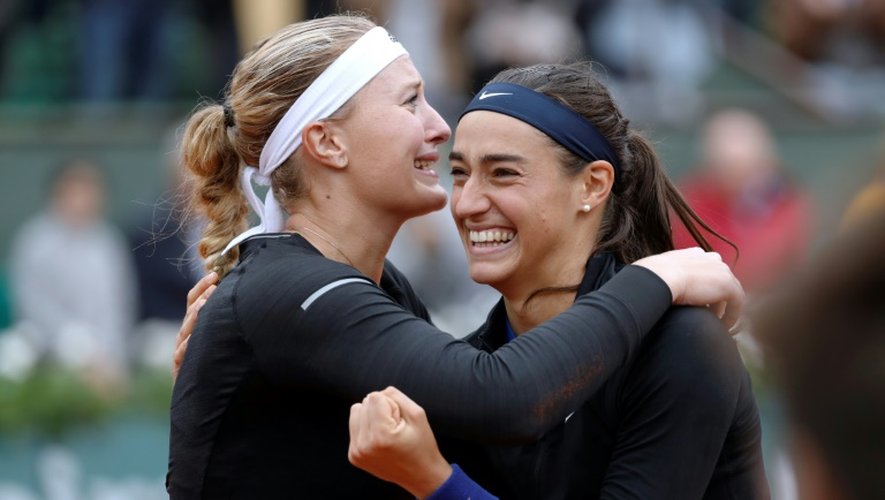 La joie et l'émotion des Françaises Kristina Mladenovic et Caroline Garcia, à l'issue de la finale du double à Roland-Garros, le 5 juin 2016