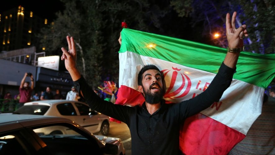 Un Iranien célèbre l'accord sur le nucléaire le 14 juillet 2015 à Téhéran