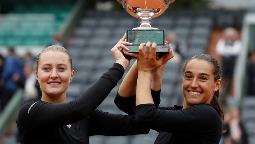 Les Françaises Kristina Mladenovic et Caroline Garcia, victorieuses en double à Roland-Garros, le 5 juin 2016