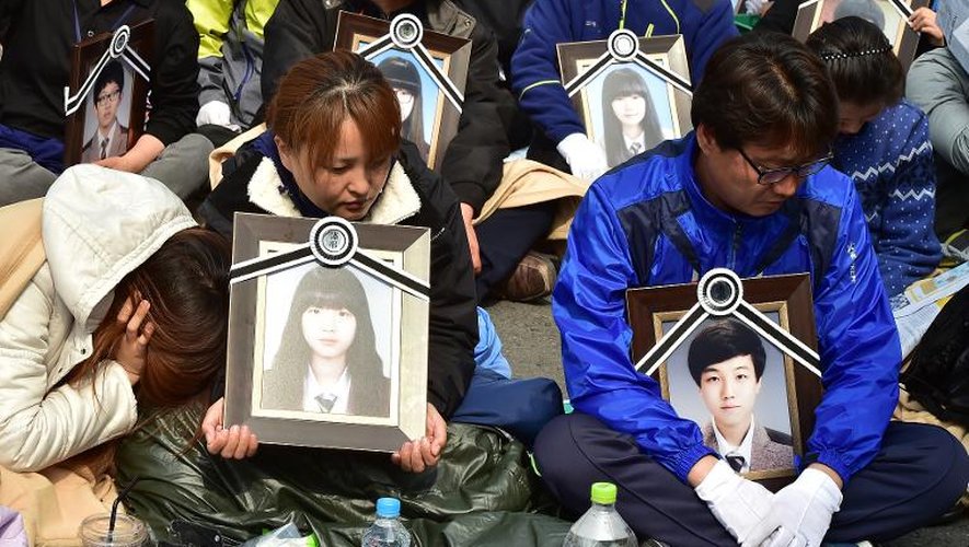 Les familles des enfants victimes du naufrage le 16 avril 2014 du ferry en Corée du Sud manifestent le 9 mai 2014 près du palais présidentiel à Séoul