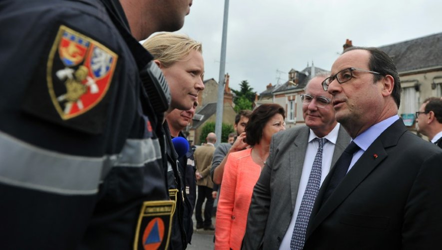 Le président François Hollande rencontre le 4 juin 2016 des équipes de sécurité civiles à Romorantin