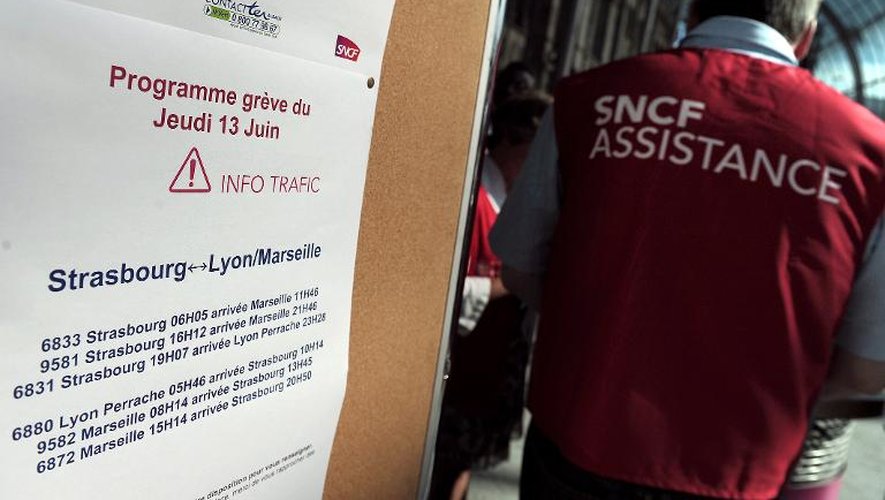 Un employé de la SNCF devant un panneau d'information lors d'une grève le 13 juin 2013 à Strasbourg