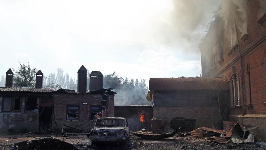 Une maison brûle après des combats entre des militants prorusses et les forces ukrainiennes, le 8 juin 2014 à Slaviansk, dans l'est du pays