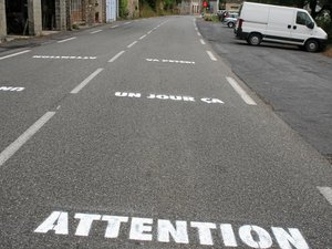 Faut-il poursuivre les auteurs des inscriptions sur les routes?