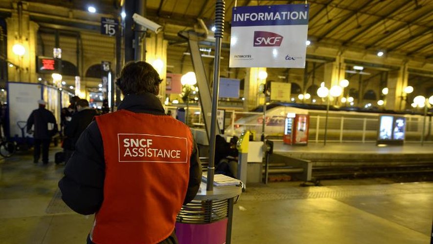 Un employé de la SNCF devant un panneau d'information lors d'une grève le 13 juin 2013 à StrasbourgUn employé de la SNCF devant un panneau d'information lors d'une grève le 13 juin 2013 à Strasbourg