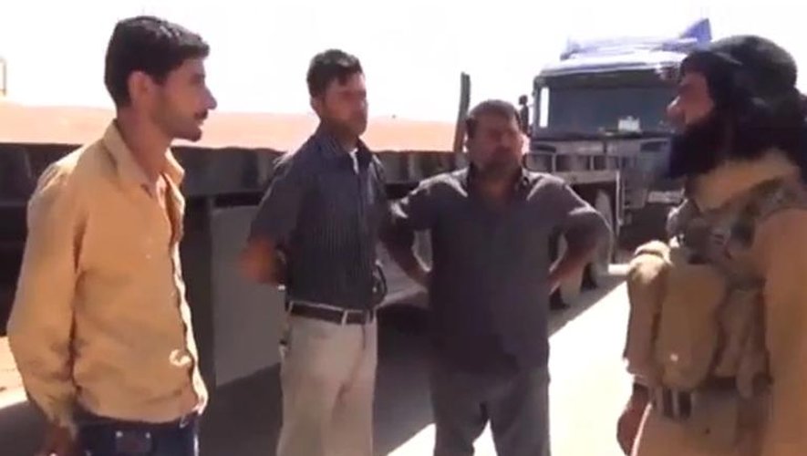 Capture d'écran de YouTube en date du 23 août 2013 montrant Chaker Wahiyib al-Fahdaoui en train d'interroger trois chauffeurs routiers syriens sur une autoroute de l'ouest irakien