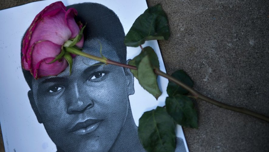 Une rose sur le portrait de Mohamed Ali dans le centre qui porte son nom, le 5 juin 2016 à Louisville dans le Kentucky