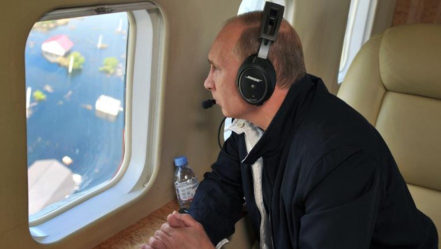 Vladimir Poutine le 29 juin 2013 survole le fleuve Amour dans l'Extrême-Orient russe