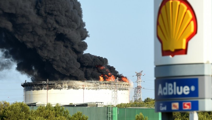 La fumée sort du site pétrochimique Lyondellbasell à Berre-l'Etang près de Marseille le 14 juillet 2015