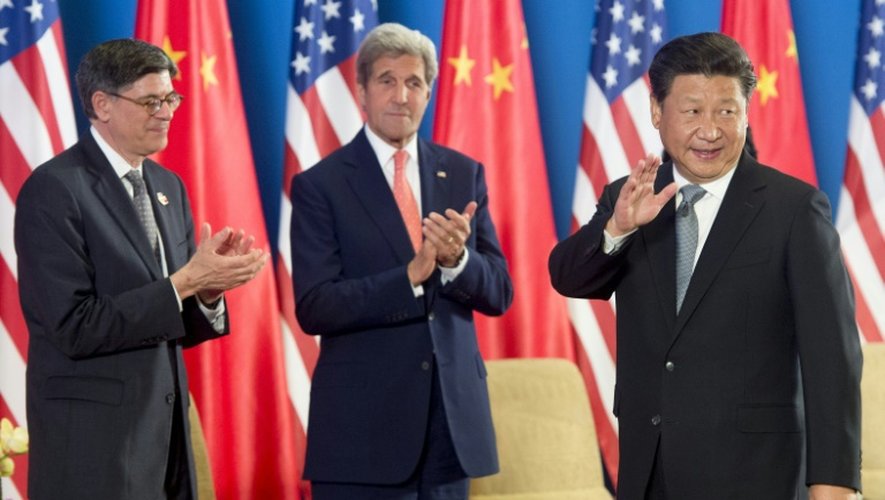 Le secrétaire américain au Trésor Jacob Lew, le secrétaire d'Etat américain John Kerry et le président chinois Xi Jingping le 6 juin 2016 à Pékin