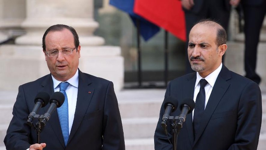 Le président François Hollande (g) fait une déclaration à Paris à côté du chef de l' du chef de l'opposition syrienne Ahmad al-Assi al-Jarba, le 29 août 2013